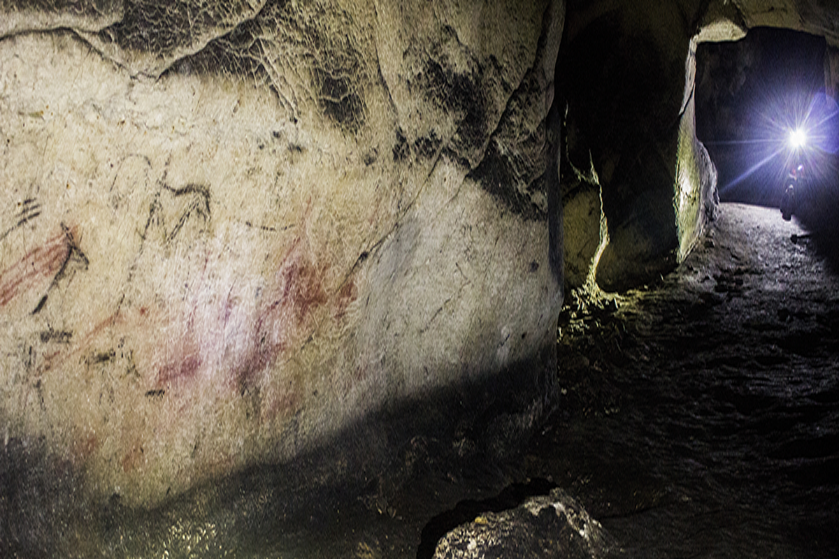 Arte rupestre vs arte fotogr&aacute;fico
Investigaci&oacute;n. El proyecto "Estudio del arte rupestre de Cueva de La Pileta (Benaoj&aacute;n, M&aacute;laga)", es un proyecto autorizado por la Consejer&iacute;a de Cultura de la Junta de Andaluc&iacute;a y forma parte de dos proyectos de Excelencia del Ministerio de Econom&iacute;a e Innovaci&oacute;n (HAR2013-44269-P y HAR201677789-P), del Grupo Tellus (Universidad de Sevilla) y el Interdisciplinary Center for Archaeology and the Evolution of Human Behaviour. En &eacute;l analizamos este bien patrimonial mediante la aplicaci&oacute;n de nuevas tecnolog&iacute;as e innovadores procedimientos que permiten reconocer y documentar mejor estos fr&aacute;giles vestigios del pasado. As&iacute;, las luces fr&iacute;as a bases de ledes se han hecho un hueco imprescindible en la b&uacute;squeda de estos vestigios del pasado. Esta nueva tecnolog&iacute;a evita alterar significativamente las condiciones medioambientales durante los trabajos de campo en la cavidad.&nbsp;